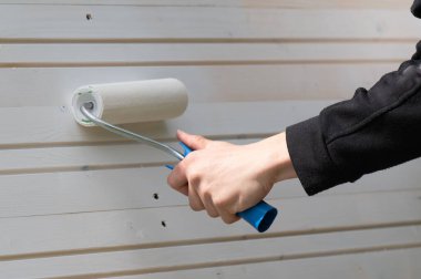 Duvarı silindirle beyaza boyamak, ahşap duvarları boyamak..