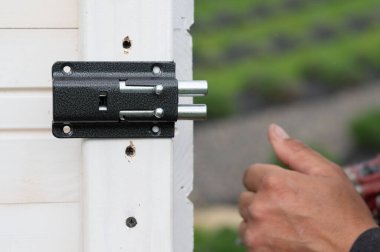 Çardakta bir oda için küçük bir kapı kilidi takmak, marangozluk işi..