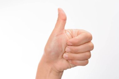Temiz, beyaz bir arkaplana başparmak işareti yapan bir elin yakın çekimi onay, anlaşma ya da pozitifliği simgeliyor..
