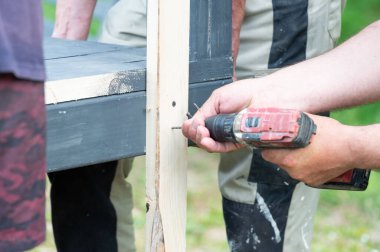 Tahtayı tornavidayla vidalamak, ahşap bir çardak kurmak, marangozluk işi..