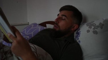Bir adam sabahları yatağında kitap okur, zihinsel aktivite..