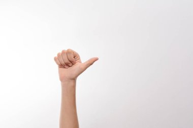 Bir el hareketinin yakın plan çekimi, muhtemelen yönü gösteriyor, ya da küçük bir şeyi temsil ediyor. El, temiz beyaz bir arkaplanda sunuluyor..