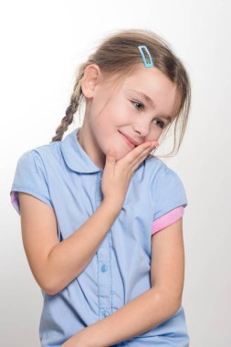 Düşünceli genç bir kızın portresi. Açık mavi bir gömlek giyiyor ve saçını örgü şeklinde yaptırıyor. İfadesi düşünceli ve biraz melankolik..