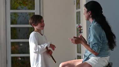Kahkaha, bir çocuk müzik aleti ile çalarken havayı doldurur. Sıcak kalpli bir yetişkin ise parlak ve davetkar bir ortamda yaratıcı ifadeleri teşvik eder..
