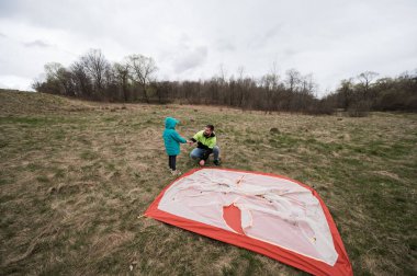 Bir ebeveyn ve çocuk açık otlak bir alanda çadır kurarken birbirlerine bağlanırlar. Çocuk dikkatlice izliyor, gelecekte birlikte yaşayacağımız maceraları öğreniyor..