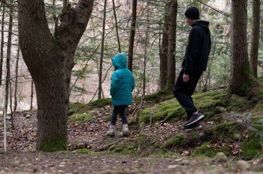 Huzurlu bir orman yolu, bir baba ve çocuğu doğaya çeker. Uzun ağaçların arasında yosun kaplı zeminde yavaşça yürürken duyuları canlanır..