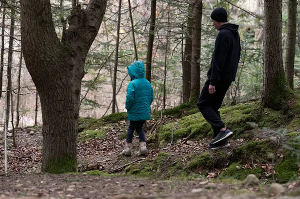 Huzurlu bir orman yolu, bir baba ve çocuğu doğaya çeker. Uzun ağaçların arasında yosun kaplı zeminde yavaşça yürürken duyuları canlanır..