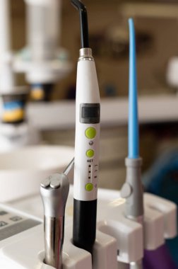 Parlak bir klinikte kullanılmayı bekleyen gelişmiş diş aletleri, yüksek kaliteli tedaviye olan bağlılığı ve oral sağlıkta hasta konforunu yansıtmaktadır..