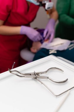 Son derece yetenekli diş uzmanları, gelişmiş araçları kullanarak, temiz, iyi ışıklandırılmış bir klinik ortamında güvenli ve verimli bir diş prosedürü sağlarken, hastaya odaklanırlar..