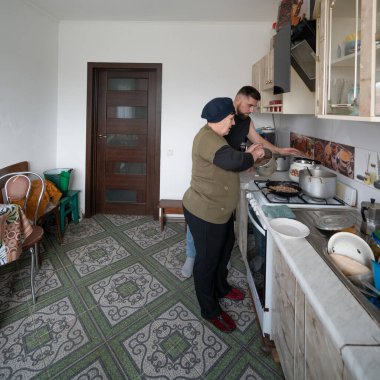 Sıcak bir mutfakta, yaşlı bir kadın genç bir adama yemek pişirme sanatını öğretir. Aşçılık gelenekleri ve tavalar arasındaki kahkahalarla anıları canlandırır..
