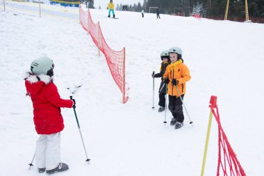 Karla kaplı tepeler kış harikalar diyarı yaratıyor. Çocuklar kayak derslerine hazırlanıyor. Kahkaha, eğlence ve arkadaşlıkla dolu..