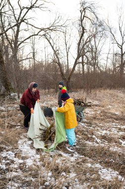 Soğuk bir kış öğleden sonra, bir grup karlı bir tarlada yakacak odun toplamak için toplanır, çıplak ağaçların arasında ve işbirliği ruhuyla birlikte çalışırlar..