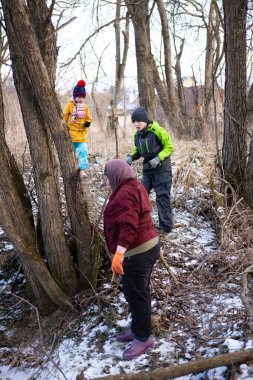 Soğuk bir kış ortamında, yetişkinler karlı araziyi keşfederken, çocuklar maceralı bir şekilde ağaçlara tırmanıp, birlikte uzun süreli anılar yaratarak, bir aile dışarıda vakit geçirir..
