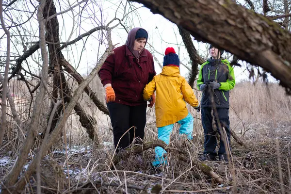 Kış ormanlarında aile macerası çocuklarına ağaçlarda ve çalılıklarda rehberlik eden bir anneyi yakalar. Aralarındaki bağı ve keşfin heyecanını gözler önüne serer..