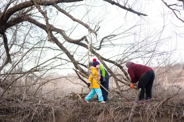 Gruplar serin havada nehir kıyısında çöpleri temizlerken, çocuklar da tecrübeleriyle doğa ve çevreyle ilgilenmeyi öğreniyorlar..
