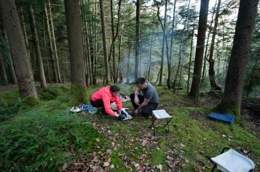 Şafak vakti sakin bir ormanda, iki birey birlikte çalışarak düşen yapraklardan bir halının üzerine kamp ateşi yakar, doğanın ve birbirlerinin güzelliklerini kucaklarlar..