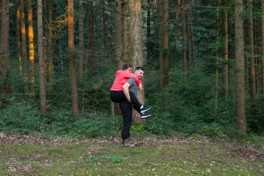 Bereketli bir ormanın sükûnetinin ortasında, bir arkadaş neşeyle bir diğerinin arkasına taşınır, güzel bir akşam ışıltısı sırasında hem kahkaha hem de arkadaşlığı paylaşır..