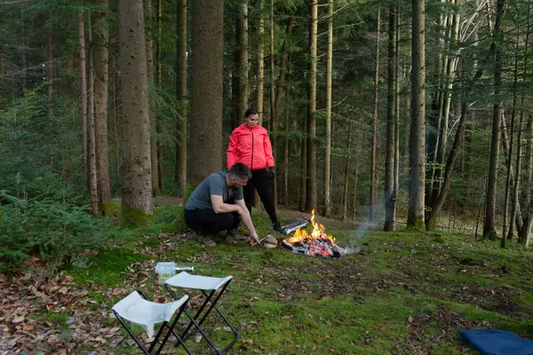 İki arkadaş sakin bir ormanda sakin bir öğleden sonra geçirir. Etrafı görkemli ağaçlarla çevrili, çatırdayan bir ateşin üzerinde yemek pişirir. Doğanın sakinleştirici seslerinin tadını çıkarırlar..