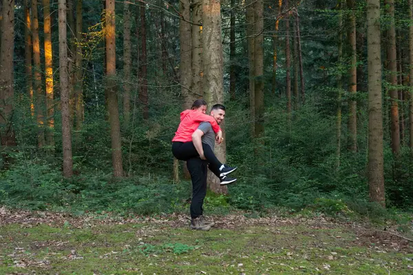 Bereketli bir ormanın sükûnetinin ortasında, bir arkadaş neşeyle bir diğerinin arkasına taşınır, güzel bir akşam ışıltısı sırasında hem kahkaha hem de arkadaşlığı paylaşır..