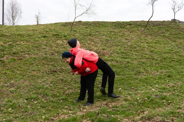 Dostlar neşeli bir anı paylaşır. Etrafı yemyeşil yemyeşil, bulutlu gökyüzünün altında huzurlu bir ortamda gezintiye çıkar..