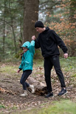 İki yoldaş ormanda maceralı bir gezintiye çıkar. Genç bir kız, ağaçların arasında yemyeşil, yemyeşil bir patikada gezinirken rehberiyle neşeyle el ele tutuşur..
