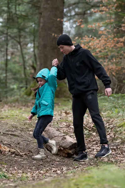 İki yoldaş ormanda maceralı bir gezintiye çıkar. Genç bir kız, ağaçların arasında yemyeşil, yemyeşil bir patikada gezinirken rehberiyle neşeyle el ele tutuşur..