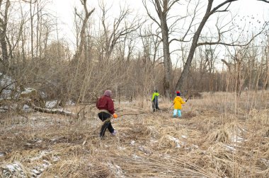Aileler kış aylarında temizlik faaliyetlerinde bulunurlar. Düşen dalları ve enkazı geniş bir alandan kaldırırlar. Takım çalışması ve çevre yönetimi gösterileri yaparlar..