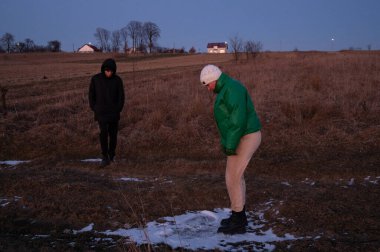 İki birey sakin bir kırsalda akşam yürüyüşünden zevk alır, biri gözlerken diğeri de alacakaranlık çöktüğünde yerdeki bir buz parçasıyla etkileşir..