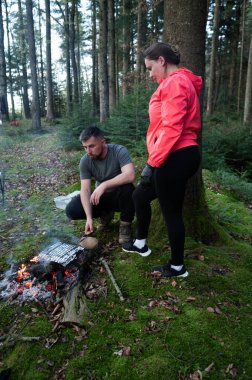 İki arkadaş, yemyeşil bir ormanda, sıcak bir kamp ateşinin etrafında toplanır. Etrafı yüksek ağaçlar ve sakin bir atmosferle çevriliyken yemek kızartmaya hazırlanırlar. Unutulmaz anılar yaratırlar..
