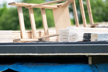 Bir çardak, inşaat ve kurulum için ahşap malzeme.