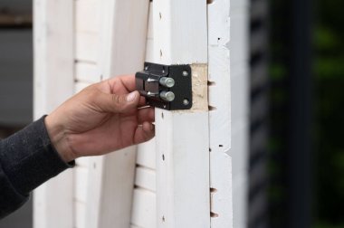 Çardakta bir oda için küçük bir kapı kilidi takmak, marangozluk işi..