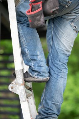 Bir işçi teras inşaatı sırasında merdivenleri tırmanır, inşaat işidir..