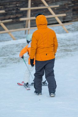 Bir kayak hocası genç bir öğrenciye karlı bir yamaçta yol bulmasında yardım eder, heyecan ve temiz havayla dolu bir kış manzarasında öğretme bağını vurgular..
