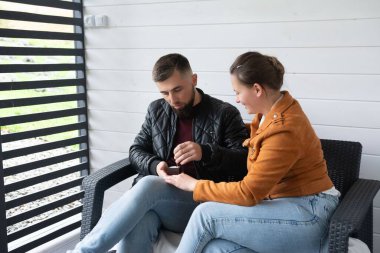 Yürekten bir teklif, büyüleyici bir açık alanda ortaya çıkar, bir partner diz çöker ve bir yüzük sunar, diğeri ise bu samimi anda neşe ve sürpriz saçar..