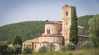 Toskana 'daki ortaçağ manastırının manzarası.