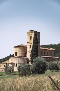 Toskana 'daki ortaçağ manastırının manzarası.
