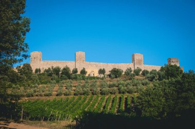 Toskana 'nın Tuscany ilindeki Monteriggioni köyünün ortaçağ duvarlarının manzarası