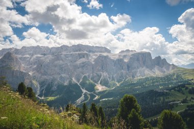 Val Gardena 'daki Dolomitlerin muhteşem manzarası