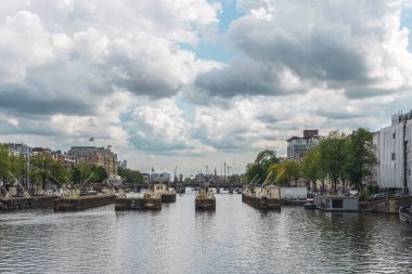 Tipik Amsterdam manzarası.