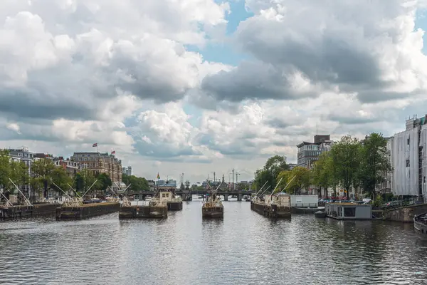 Tipik Amsterdam manzarası.