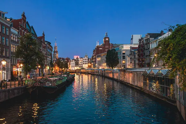 Tipik Amsterdam manzarası.