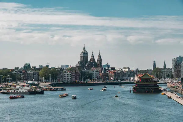 Tipik Amsterdam manzarası.