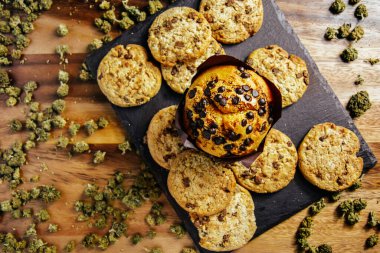 Marihuana kurabiyesi, esrarlı kek, CBC kurabiyesi. Marihuana tomurcukları. İndika ve sativa