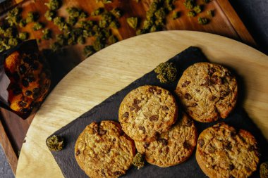 Marihuana kurabiyesi, esrarlı kek, CBC kurabiyesi. Marihuana tomurcukları. İndika ve sativa
