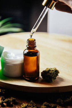 Marihuana yağı için cam şişe, pipetli kozmetik. İlaç, ilaç ve tedaviyle krem ve kozmetik. Güzellik ve sağlık cbd ve thc damla