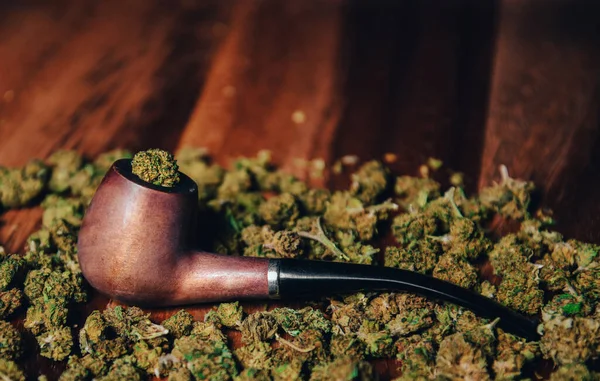 Dřevěná Dýmka Pro Kouření Marihuany Stole Pozadí Pupeny Cbd Sativa — Stock fotografie