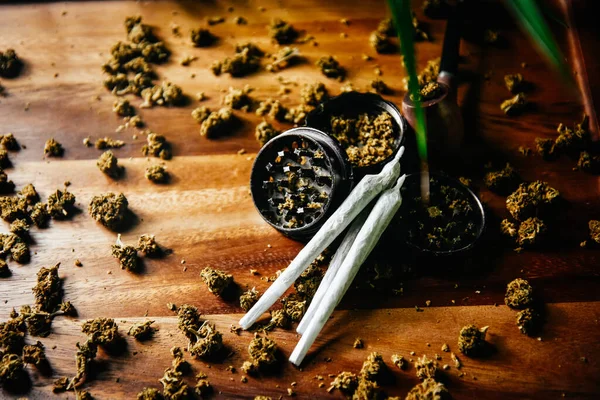 Drogen Auf Einem Holztisch Marihuana Knospen Verdrehte Joints Und Schleifer — Stockfoto