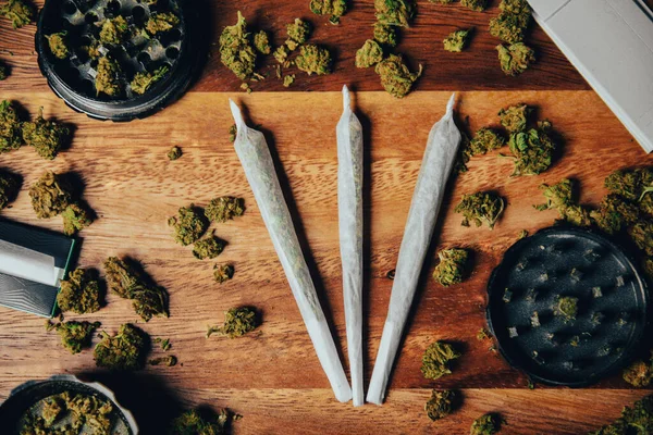 Marihuana Unmengen Auf Einem Holztisch Mühle Filterpapier Und Zigaretten Drogen — Stockfoto