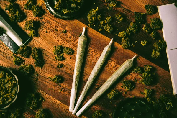 Mühle Mit Gras Filterpapier Und Zigaretten Drogen Auf Einem Tischhintergrund — Stockfoto