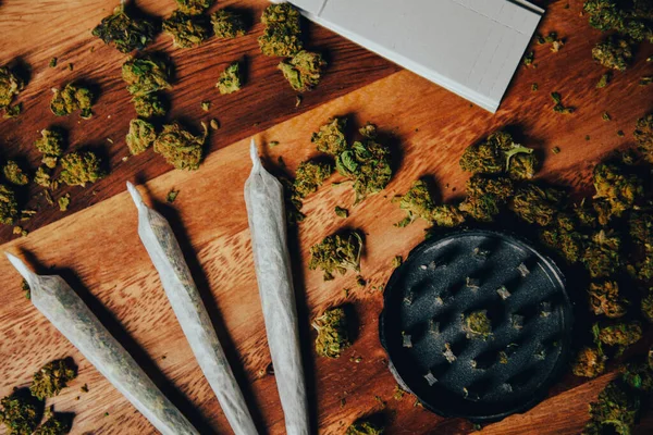 Marijuana Shoals Wooden Table Grinder Filter Paper Cigarettes Drugs Table — Stock Photo, Image